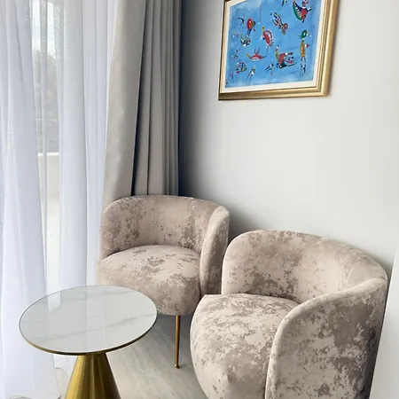 Aparthotel Navis & 4*