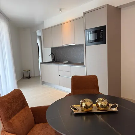 Navis & 4* מאנדרה