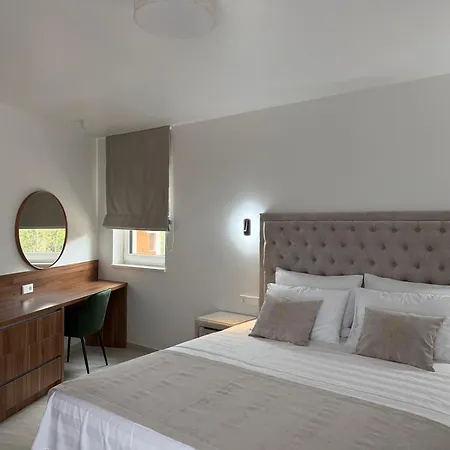 Aparthotel Navis & Mandre