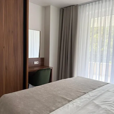 Aparthotel Navis &