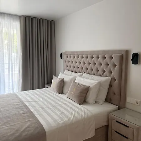 Aparthotel Navis & 4*