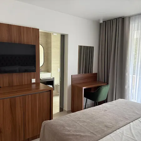Aparthotel Navis & 4*
