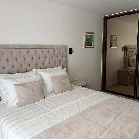 Aparthotel Navis & 4*